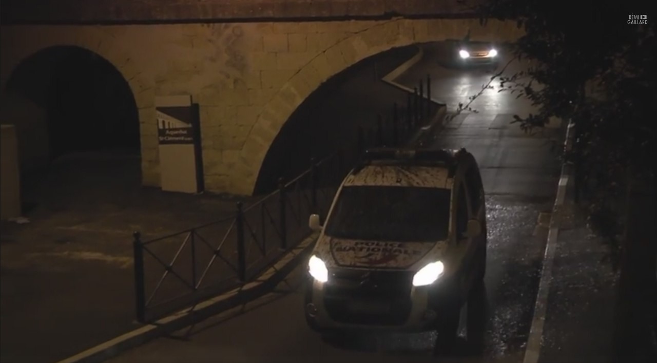 Vidéo : Rémi Gaillard « salit » une voiture de police