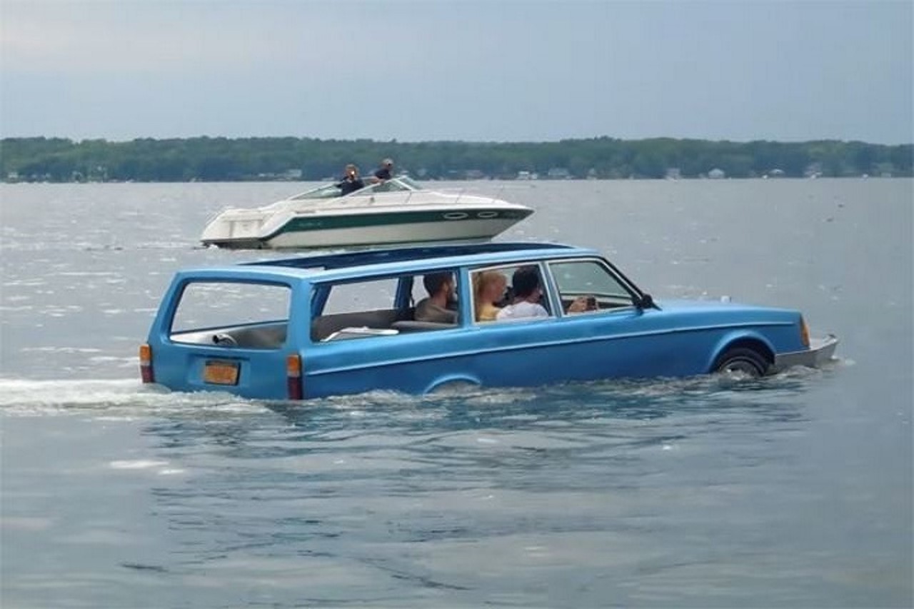 Insolite : une Volvo 240 transformée en voiture amphibie