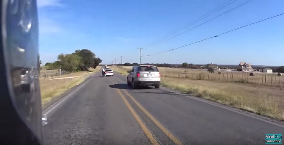 La voiture renverse une moto : coupable ou non coupable ?
