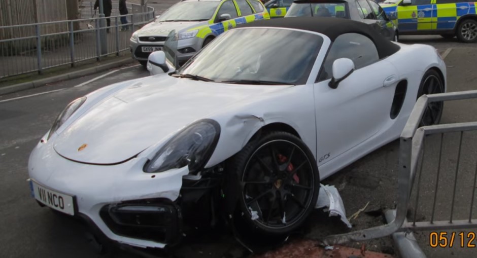 Vidéo : il détruit sa Porsche Boxster en tentant de fuir la police