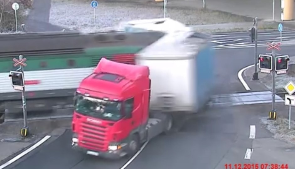 Vidéo : la remorque du camion happée par un train
