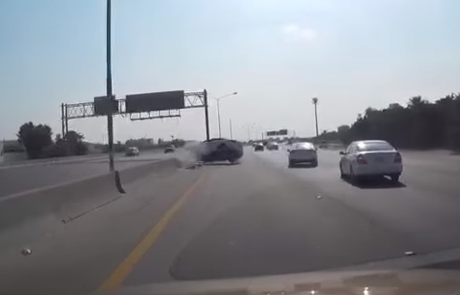 Vidéo : fâché, il envoie l'autre voiture en tonneaux