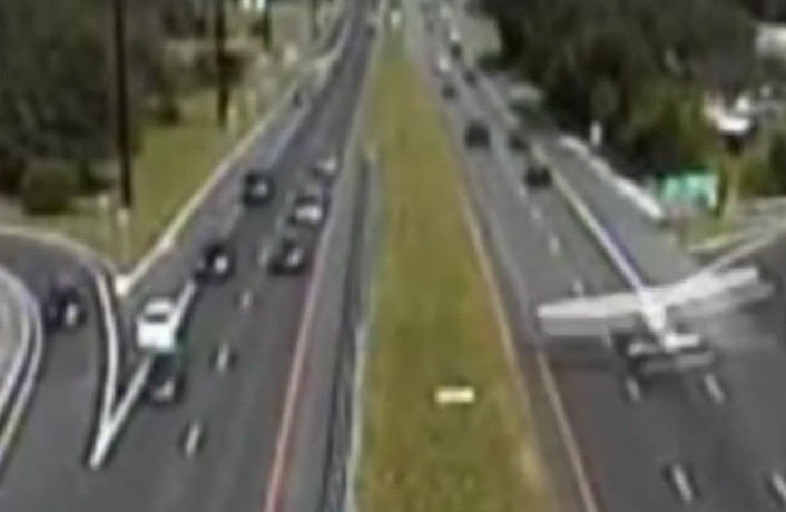 Vidéo : un avion atterrit miraculeusement sur l'autoroute