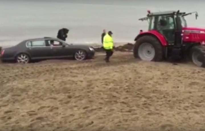 Fail ! La Bentley définitivement plantée sur la plage