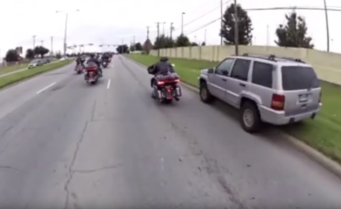 Vidéo : 22 bikers contre un Jeep Cherokee