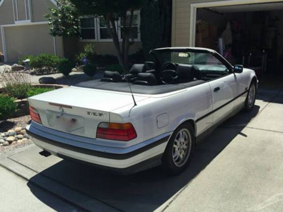 Idée placement : l'ancienne BMW Série 3 Cabriolet de Steve Jobs