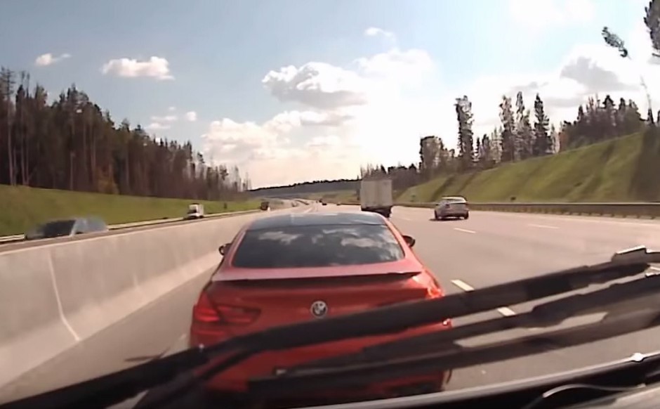 Vidéo : une BMW bloque une ambulance sur l'autoroute