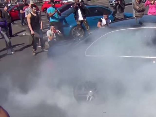 Il nargue la police en driftant avec sa C63 AMG