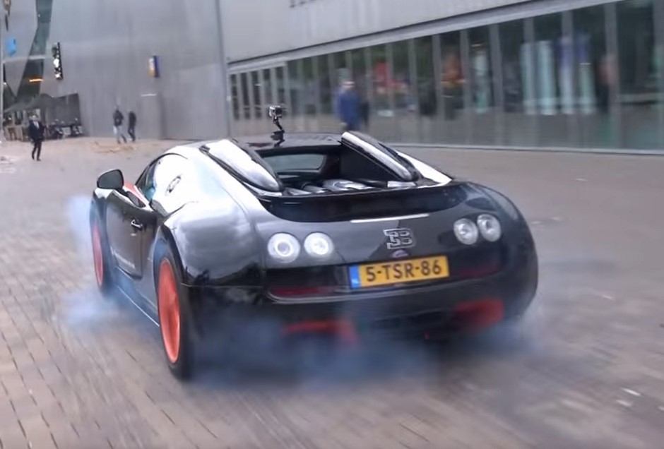 Vidéo : grosse Bugatti Veyron, tout petit burn