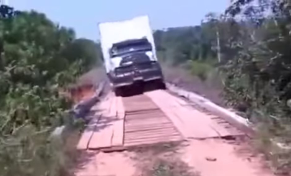 Fail : le vieux pont s'écroule sous le poids du camion