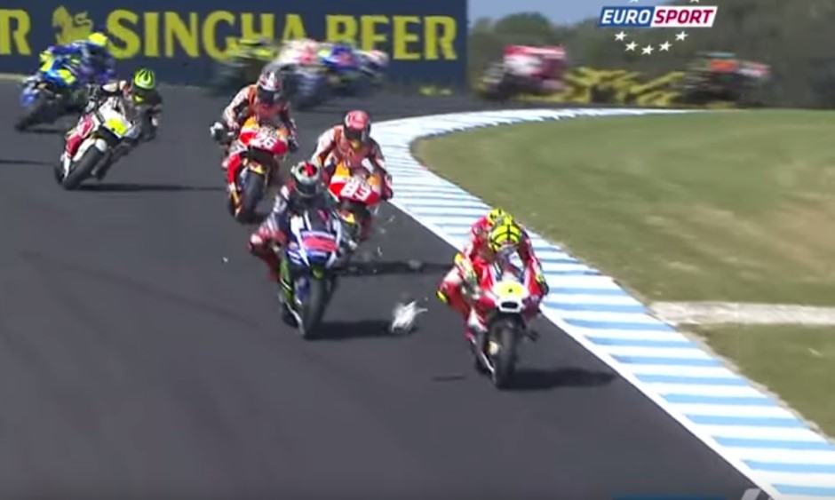 Vidéo : la mouette ne survit pas au coup de casque de moto