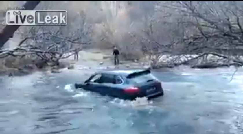 Non, le Porsche Cayenne n'est pas fait pour traverser des rivières