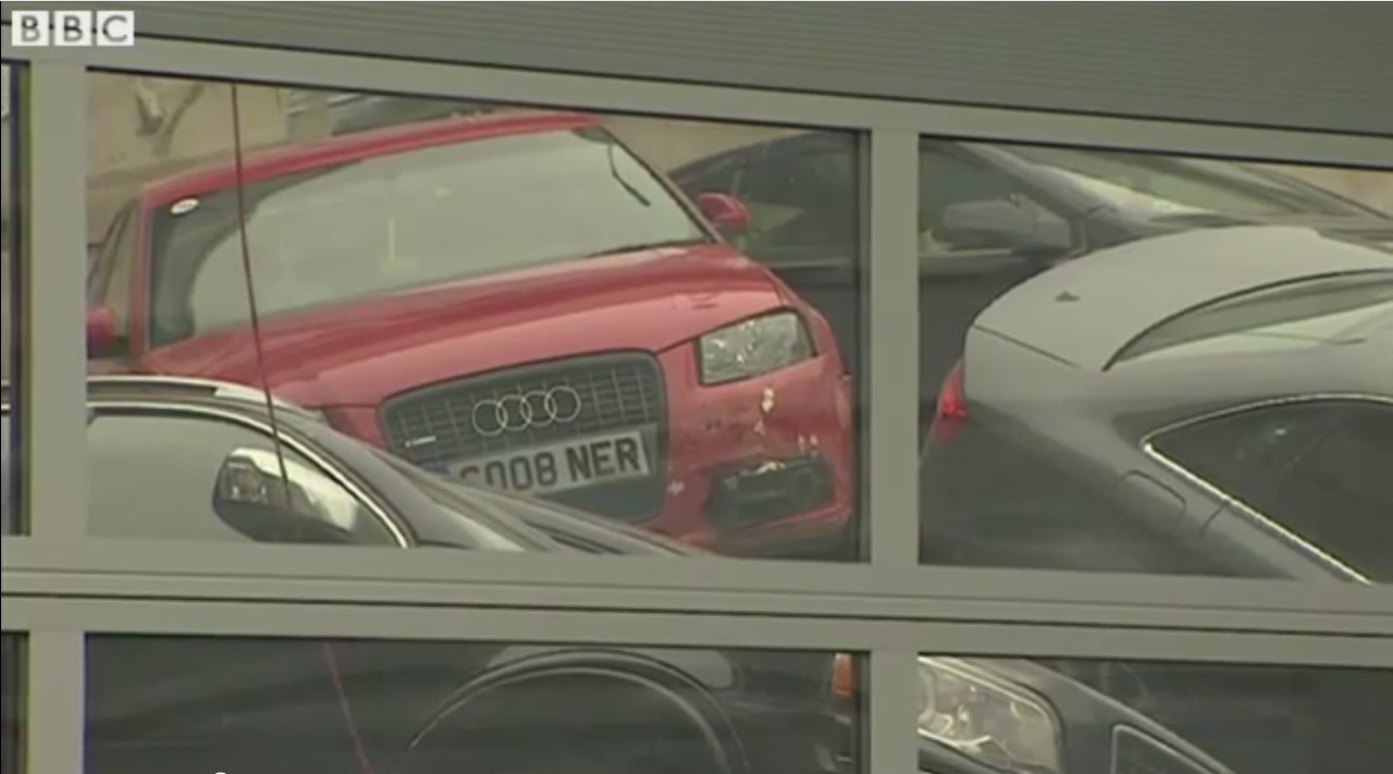Vidéo : le toit de la concession s'écrase, 20 Audi détruites