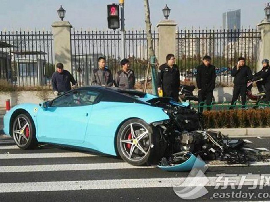 Shanghai : une Ferrari 458 Italia ruinée dans un crash