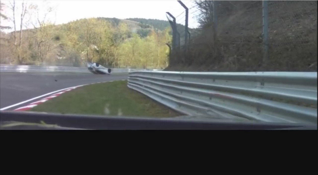 Vidéo : une Clio RS sur le toit au Nürburgring