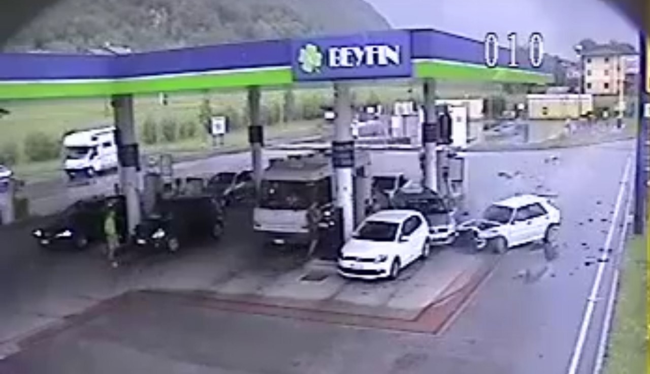 Vidéo : il crashe sa Lancia Delta dans une station-service
