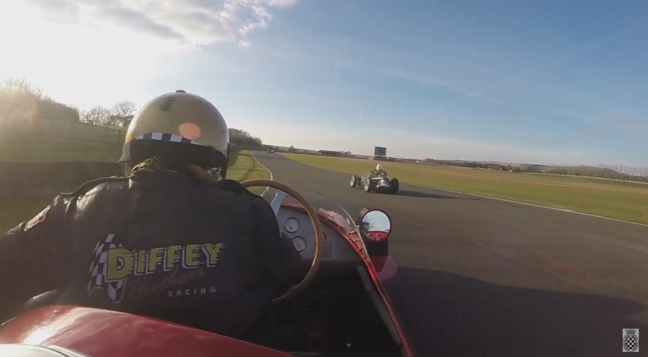 Vidéo : il relance tout seul sa Maserati 250F en pleine course