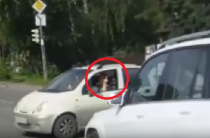 Vidéo : elle se plante suite à un doigt levé