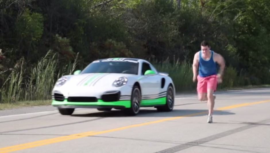 Insolite : un drag race entre une homme et une Porsche 911 Turbo S
