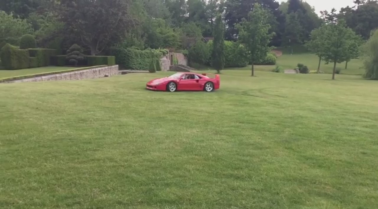 Insolite : Ã 18 ans, il drifte en Ferrari F40 et Enzo