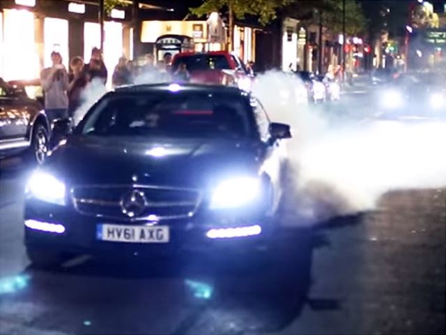 Il enfume les rues de Londres avec sa CLS63 AMG