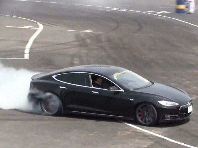 Tesla S : elle drifte !