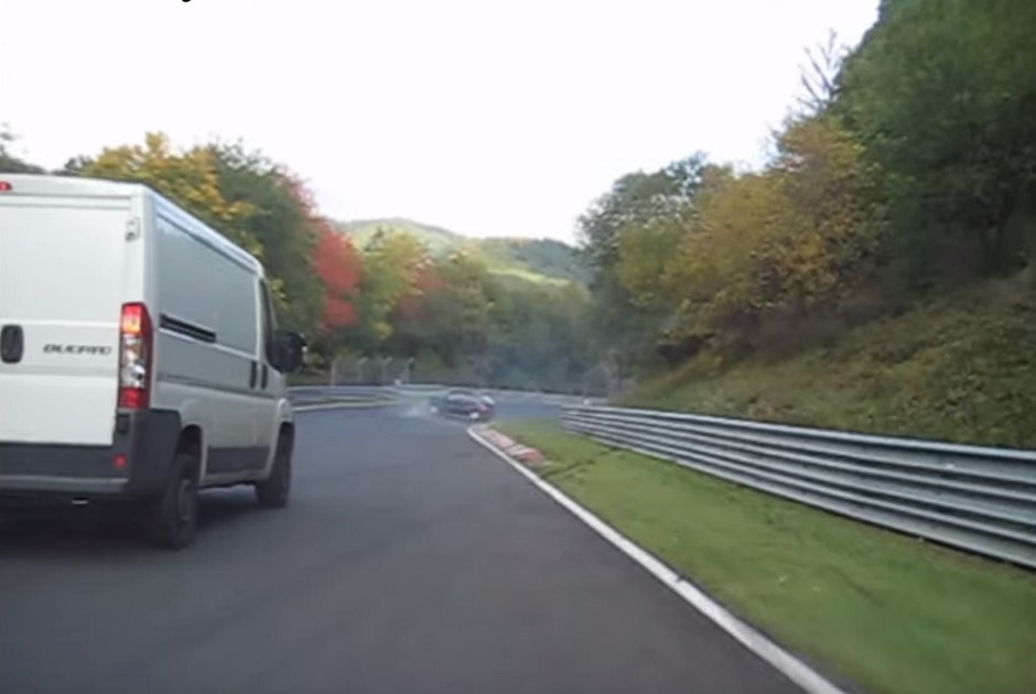 Vidéo : un Fiat Ducato pousse une Citroën Saxo à la faute