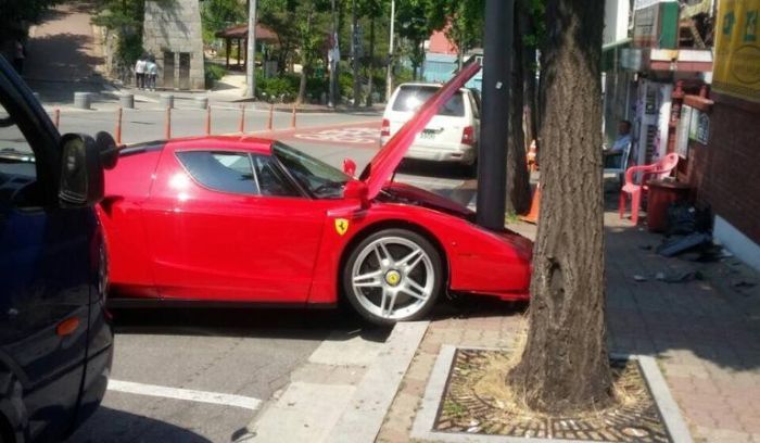 Il empale sa Ferrari Enzo