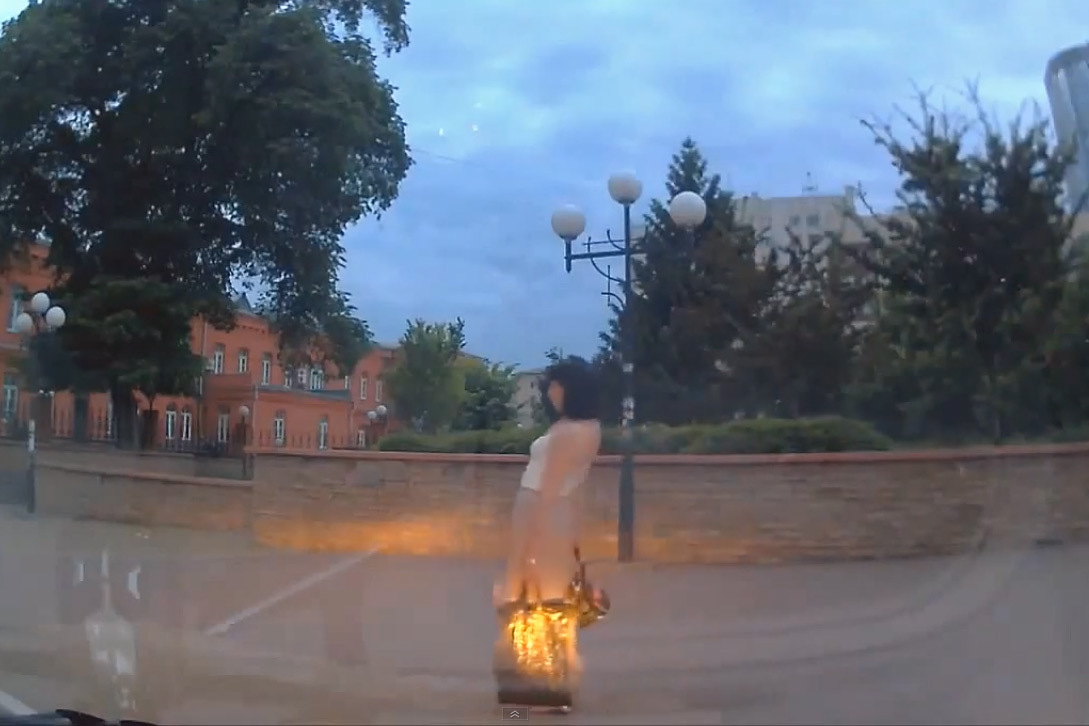 Ivre, elle se fait filmer par la caméra d'une voiture russe