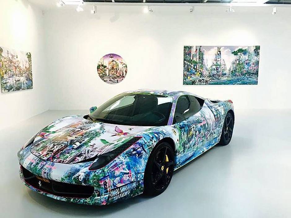 Art moderne : Joseph Klibanksy s'attaque à une Ferrari 458 Italia