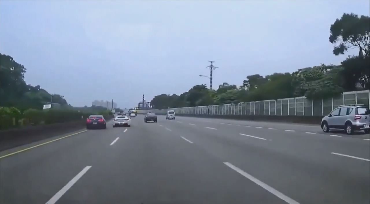 Vidéo : la Ferrari 458 pousse la Nissan GT-R au tapis