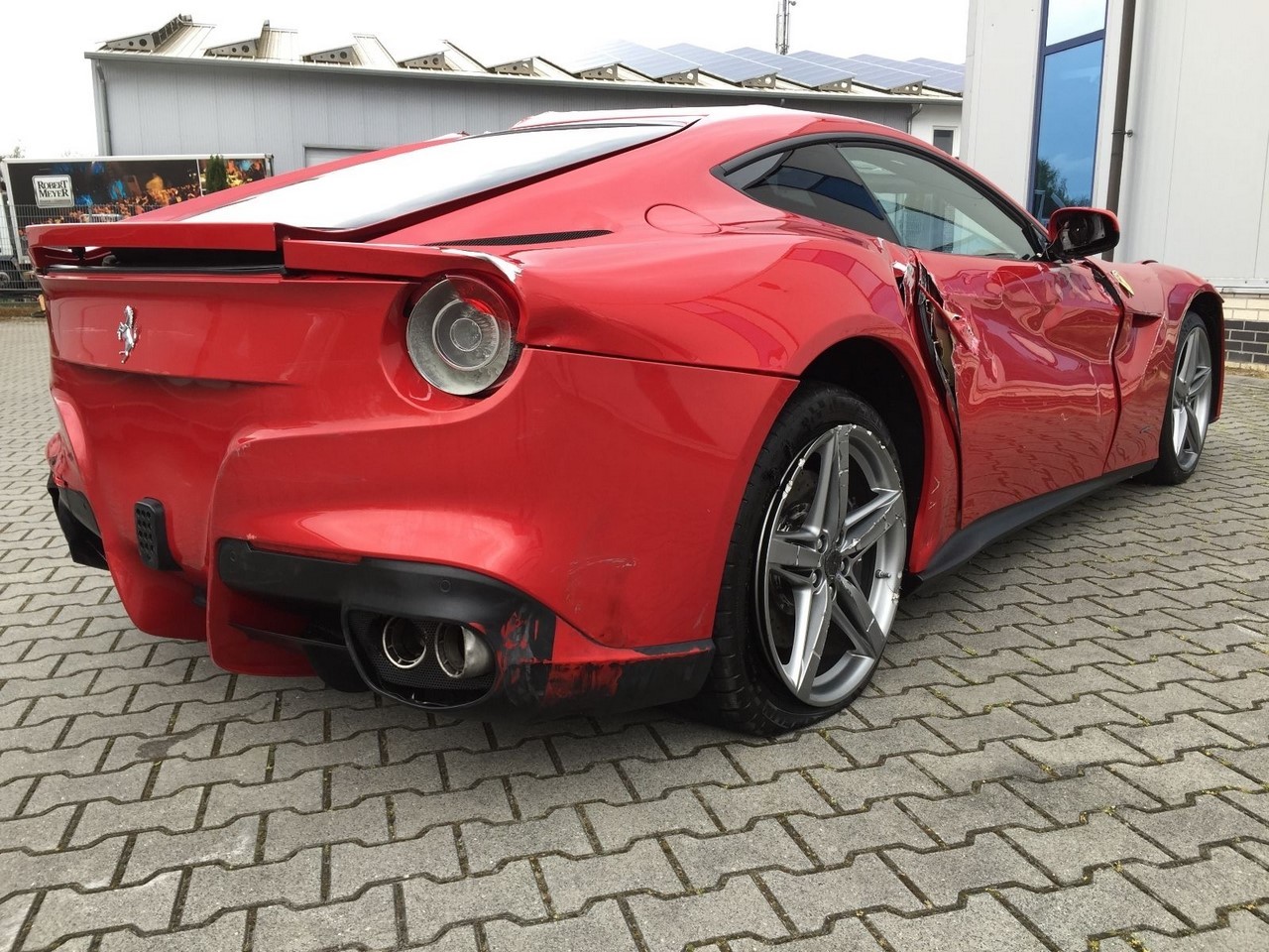 Une affaire : 77 000 euros la Ferrari F12berlinetta (toute cassée) !