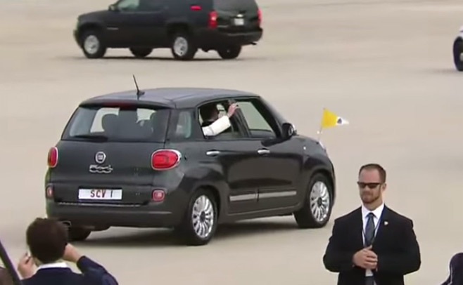 Le pape roule en Fiat 500