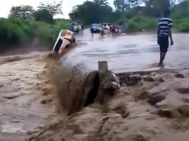 Vidéo : il se fait emporter par les flots en traversant un gué