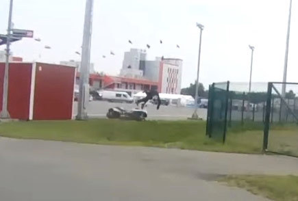 Moto : il le dépasse et se vautre un peu plus loin
