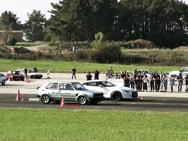 Une Golf 1 cloue sur place une Nissan GTR
