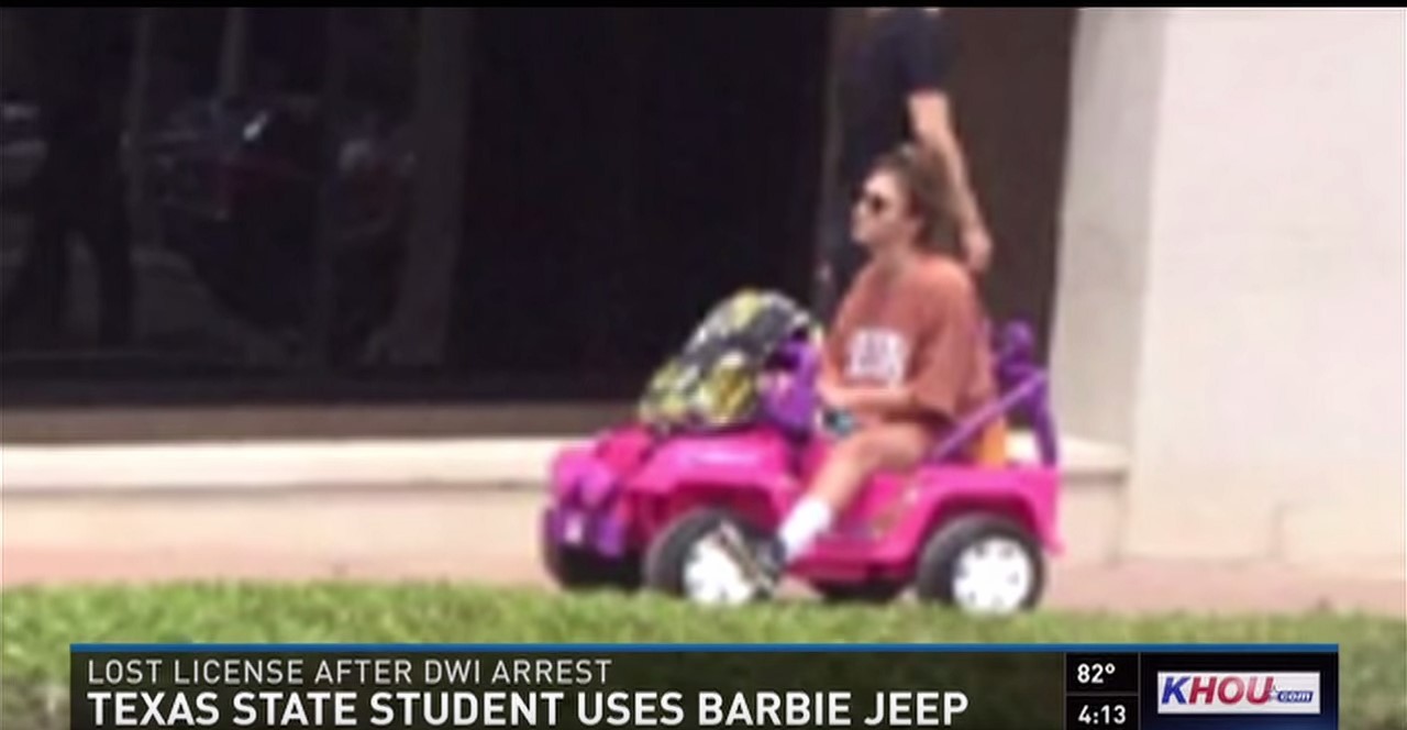 Vidéo : sans permis, elle utilise la Jeep de Barbie pour circuler