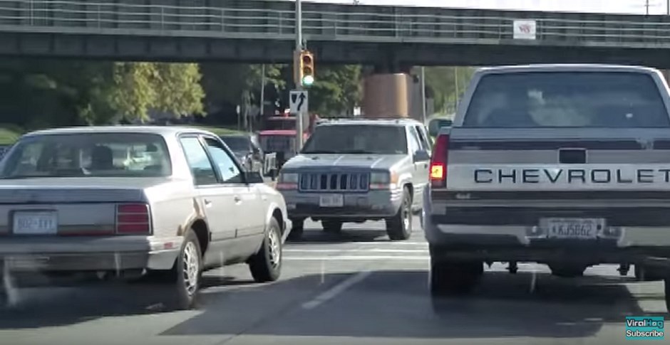 Vidéo : il conduit sa Jeep en marche arrière sur la voie rapide