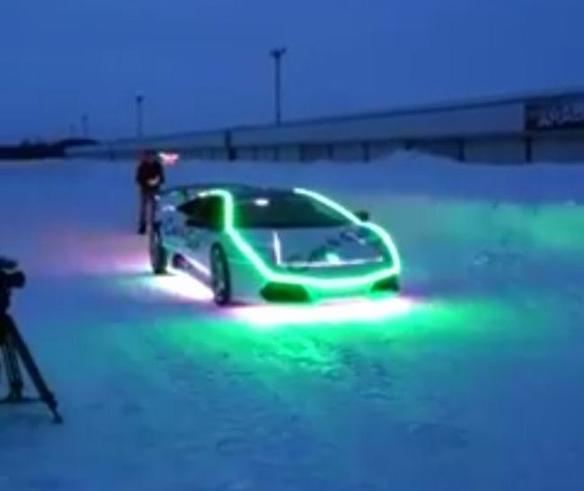 Pour Noël, il transforme sa Lamborghini en soucoupe volante