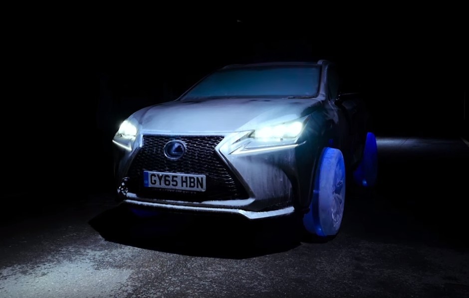 Vidéo : un Lexus NX à roues de glace dans les rues de Londres
