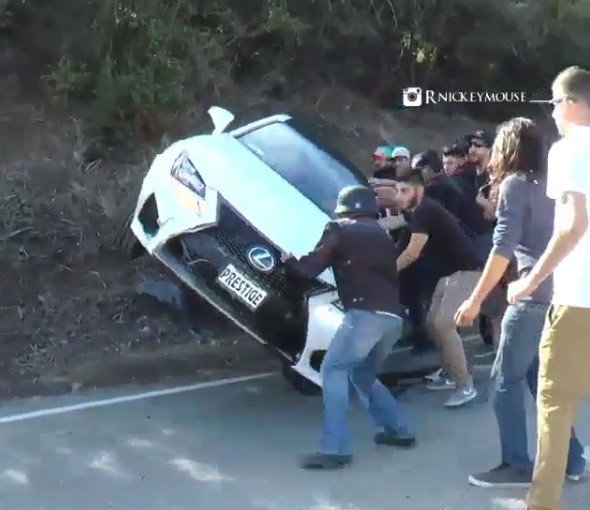 Papa, j'ai crashé la Lexus RC F (vidéo)