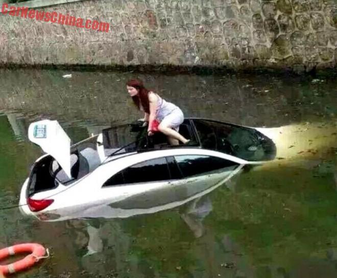 Insolite : elle échappe à la noyade en sortant par le toit ouvrant