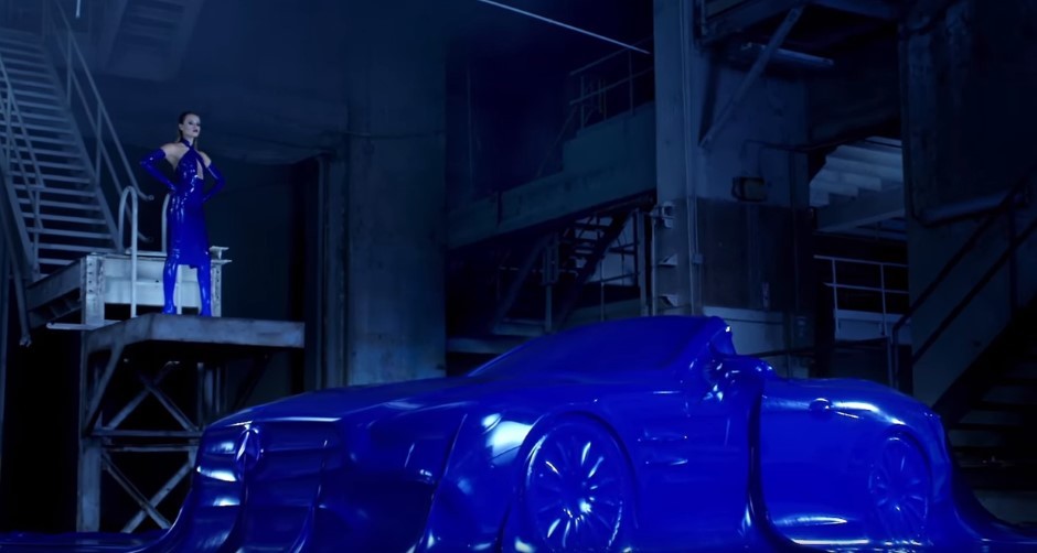 Vidéo : un bain de latex pour le Mercedes SL