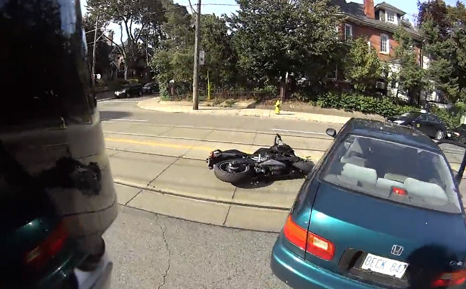 Vidéo : le motard miraculé