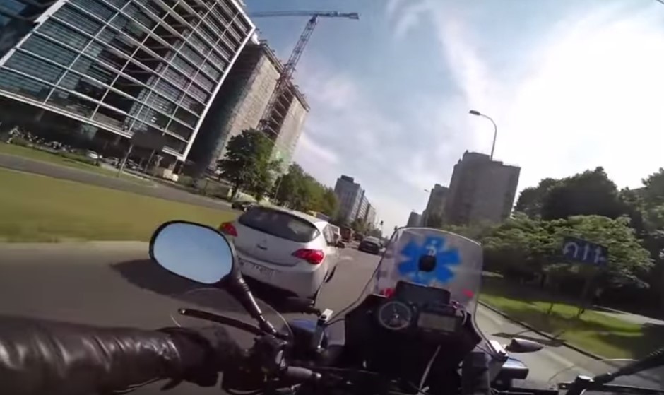 Vidéo : une moto ambulance à fond dans les rues de Varsovie