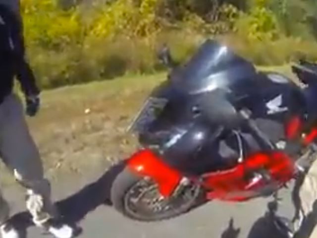 Vidéo : une moto fendue en pleine course