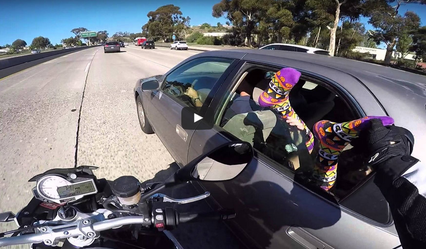 Vidéo insolite : le motard chatouilleur