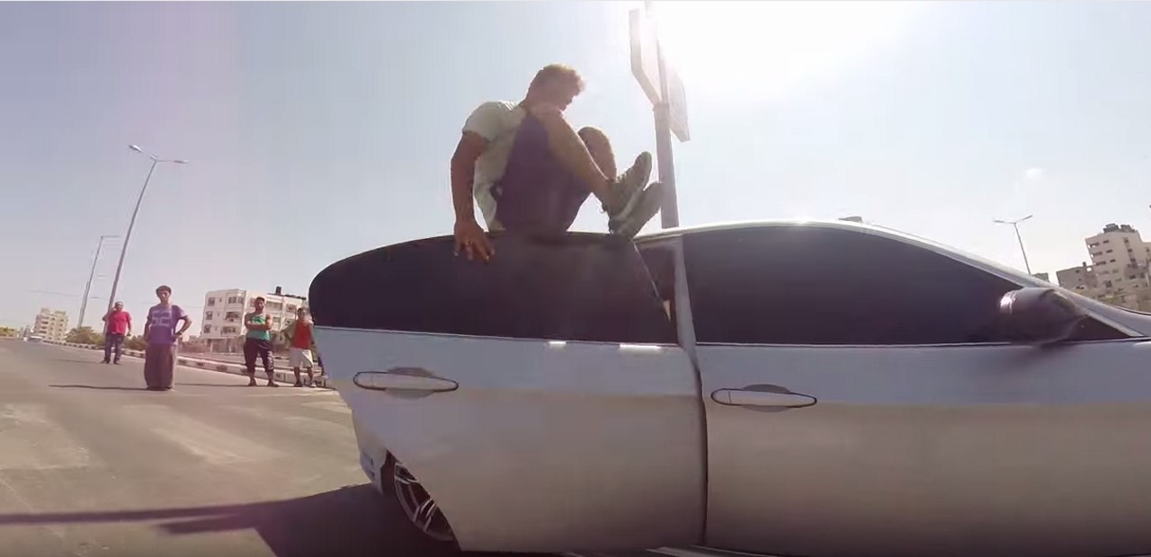 Vidéo : du parkour sur une BMW à Gaza
