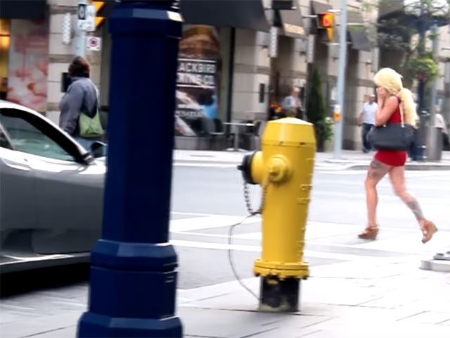 Cette femme a été victime du hurlement d'une Ferrari