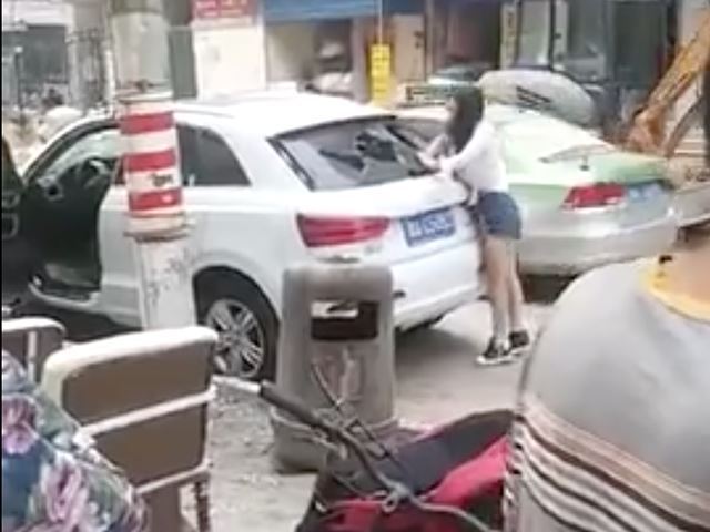 Vidéo : elle détruit minutieusement son Audi Q3